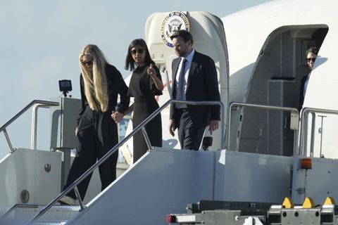 Gestul sfâșietor făcut de soția lui Charlie Kirk, în timp ce le făcea cu mâna susținătorilor. Sicriul cu trupul neînsuflețit al activistului a ajuns în Arizona